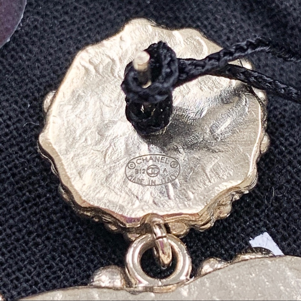CHANEL Gold Vintage Style CC Logo earrings - Picture 6 of 8